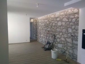 Photo de galerie - Aménagement des cloisons , sablage du mur en pierre