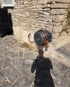 Photo de galerie - Pose d’un dévidoir pour tuyau d’arrosage 