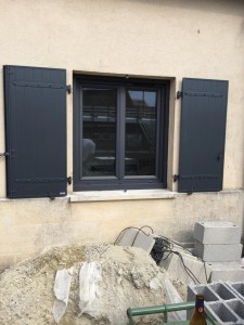 Photo de galerie - Pose en rénovation d’une fenêtre en PVC plaxée ( bicolore, gris anthracite à l’extérieur et blanc à l’intérieur) 
Pose en rénovation des volets battants aluminium isolants sur gonds existants 
