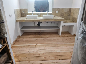 Photo de galerie - Finition du plan de travail et le parquet en lames de terrasses dans la sdb de la douche à l italienne 