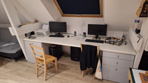 Photo de galerie - Pose et adaptation de deux meubles à tiroirs et découpe du plan de travail sur mesure. 