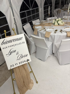 Photo de galerie - Décoration de table et panneau de bienvenue 