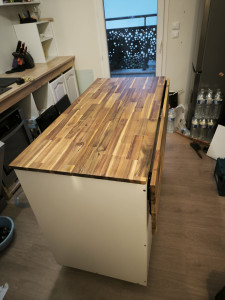 Photo de galerie - îlot central avec tablette pour pouvoir manger dessus (sur roulettes pour faciliter le ménage). 