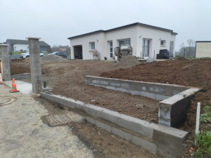 Photo de galerie - Création d'une fondation, terrassement, création d'un mur de soutènement, et d'un espace pour le local poubelle 1/2