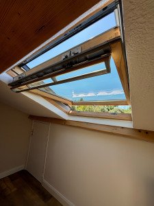 Photo de galerie - Maintenance volet roulant solaire Velux (Remplacement moteur + cellule photovoltaïque) + Entretien complet de la fenêtre (Remplacement des joints d’étanchéité de vitrage + mousse intérieur)