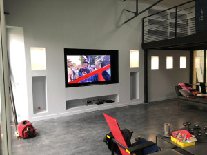 Photo de galerie - Isolation des murs avec la création de niches décoratives avec éclairage d'ambiance 