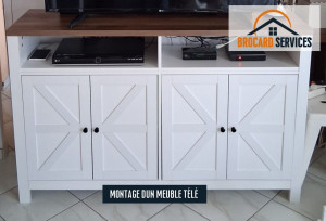 Photo de galerie - J'ai monté cette commode. Je l'ai légèrement modifiée pour la transformer en meuble tv : j'ai transformé l'emplacement des tiroirs pour créer des niches.