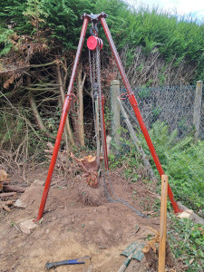 Photo de galerie - Je propose a louer un trepied a déssoucher tout arbuste et petit arbres , tuyas, petit laurier,etc...