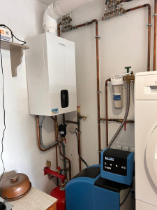 Photo de galerie - Installation chaudière murale,
filtre, machine à laver ,accélérateur ,pompe ,échangeur