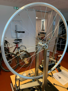 Photo de galerie - Rayonnage + devoilage d'une roue