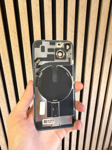 Photo de galerie - Changement de vitre arrière iPhone 14 