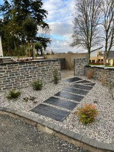 Photo de galerie - Réalisation d’un muret en parement ainsi qu’une allée en palis d’ardoise 