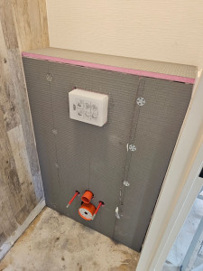 Photo de galerie - Installation d'un WC suspendu avec panneau wedi