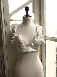 Photo de galerie - Brassière en satin duchesse