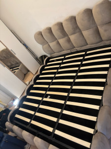 Photo de galerie - Montage d'un lit double 180 x 200 cm, avec assemblage du sommier et de la structure du lit.
