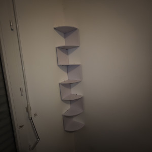 Photo de galerie - Installation étagère décoration 