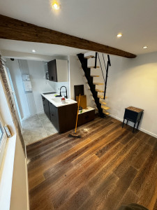 Photo de galerie - Rénovation complète d’un studio dédié à l’habitation - raccordement en eau et ECS - isolation - pose de plaque+ enduit - électricité - revêtement de sols - pause d’un escalier et finition 