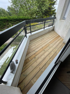 Photo de galerie - Terrasse bois sur un balcon 
avec plot réglable 