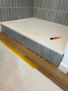 Photo de galerie - Habillage bac à douche.