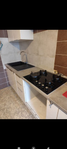 Photo de galerie - Posé élément de cuisine avec plan de 
 travail, évier ...etc