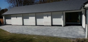 Photo de galerie - Après pose – avant nettoyage final  Carrelage extérieur terminé. Les traces visibles correspondent au voile de joint après réalisation des joints. Nettoyage final effectué après séchage pour un rendu uniforme