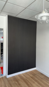Photo de galerie - Renovation cuisine complètement avec une belle finition Blans entre mur Noir.