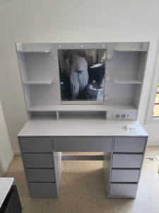 Photo de galerie - Montage d'une coiffeuse