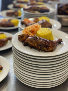 Photo de galerie - Dressage de l'assiette d'un convive pour un évènement : Riz créole, salade de Pikliz, Alloco, poulet boucané