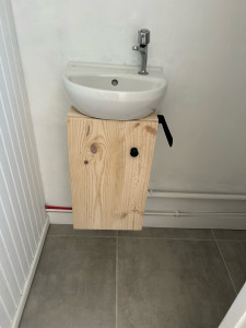 Photo de galerie - Création meuble en sapin sous vasque