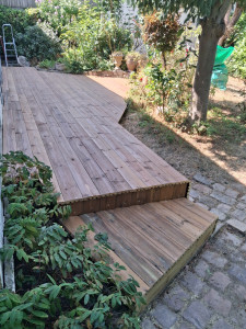 Photo de galerie - Pose d'une terrasse sur plots .