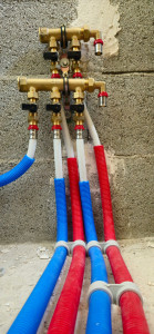 Photo de galerie - Installation sanitaire en multicouche réalisée avec soin. Travail propre, conforme aux normes et conçu pour garantir une installation durable. VAREX Plomberie – Intervention dans le Var.