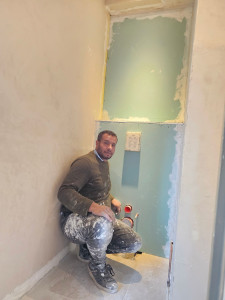 Photo de galerie - Pose et installation WC suspendu avec habillage et raccordements sanitaires.

