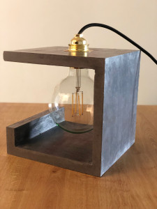 Photo de galerie - Éléments de décoration : lampe en béton 