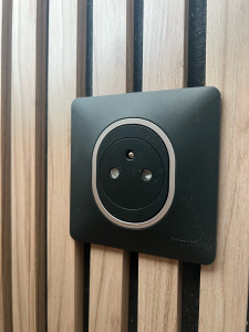 Photo de galerie - Pose de prise mural 220V sur panneaux tasseaux de bois