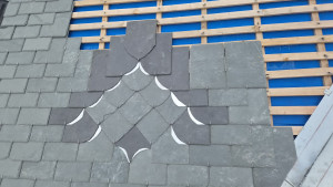 Photo de galerie - Motif sur ardoise d'Espagne, lors d'une couverture complète pour un client. 