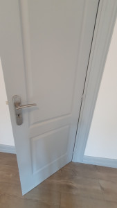 Photo de galerie - Mise en peinture de portes avec au préalable ponçage