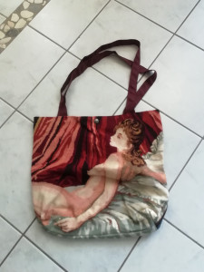 Photo de galerie - Sac cabas fait avec une tapisserie en canevas 