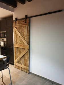 Photo de galerie - Création et installation porte coulissante (style porte de grange) 