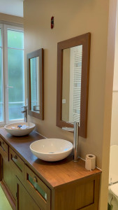 Photo de galerie - Projet de rénovation totale de cette salle de bain enduit peinture vernis sur meubles