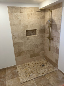 Photo de galerie - Création de salle de bain avec carrelage travertin, plus bac Wady à carrelage en mosaïque travertin