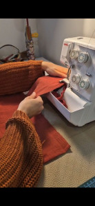 Photo de galerie - Apprendre à se servir d’une surjeteuse 