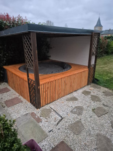 Photo de galerie - Réalisation d’une pergola et un socle sur mesure pour jacuzzi, entièrement conçue en bois résistant aux conditions extérieures. Fabrication et réalisation effectuées par mes soins, avec une attention particulière portée à la solidité et aux finitions .

