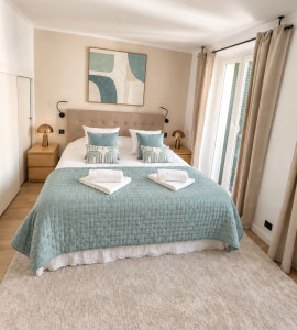 Photo de galerie - Ménage de qualité avec soin et élégance. Disposition du linge de bain, mise en place du lit
