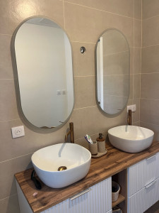 Photo de galerie - Installation miroirs / vasques et robinetteries