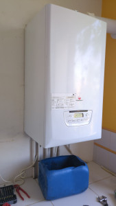 Photo de galerie - Installation chaudière à condensation avec carottage en remplacement d'une vieille chaudière à tirage naturel. 
carottage sur mur de 40 cm épaisseur environ sortie des fumées.