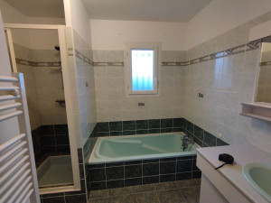 Photo de galerie - Rénovation complète d'une salle de bain pratique pour PMR à Panazol (avant)