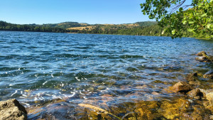 Photo de galerie - Le lac d'Isarles en haute loire