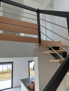 Photo de galerie - Escalier en bois peinture et vernis 