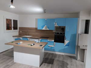 Photo de galerie - Cuisine équipé avec credence est îlot central 