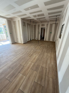 Photo de galerie - Réalisation d’un sol avec des carreaux imitation lames de parquet avec plinthes. 